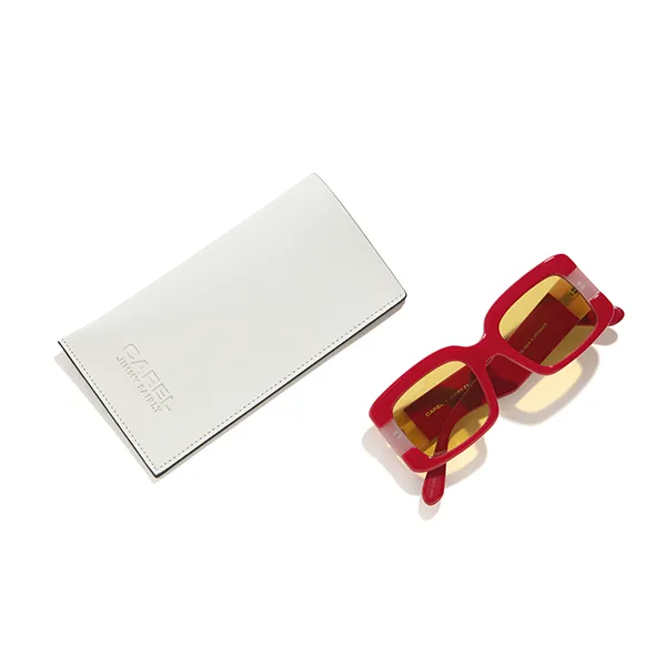Lunettes de soleil rouges posées sur leur étui