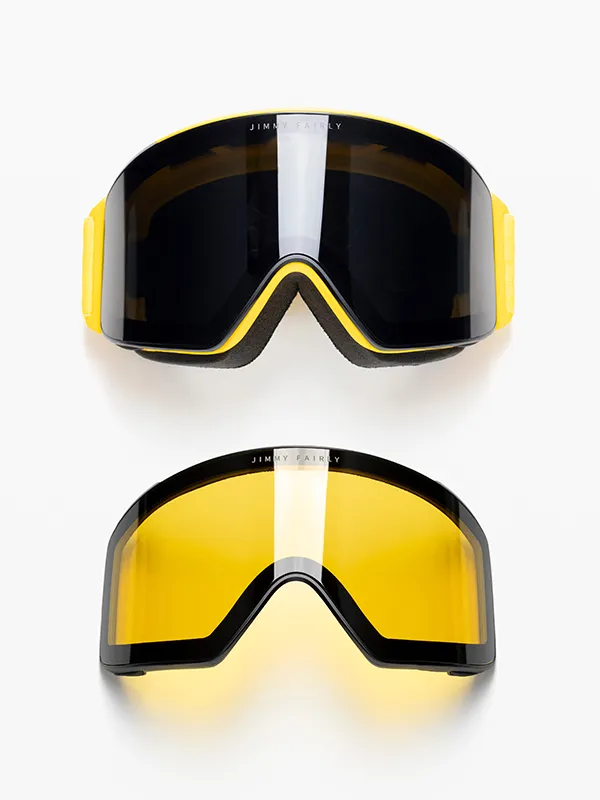 Deux masques de ski à écrans noir et jaune